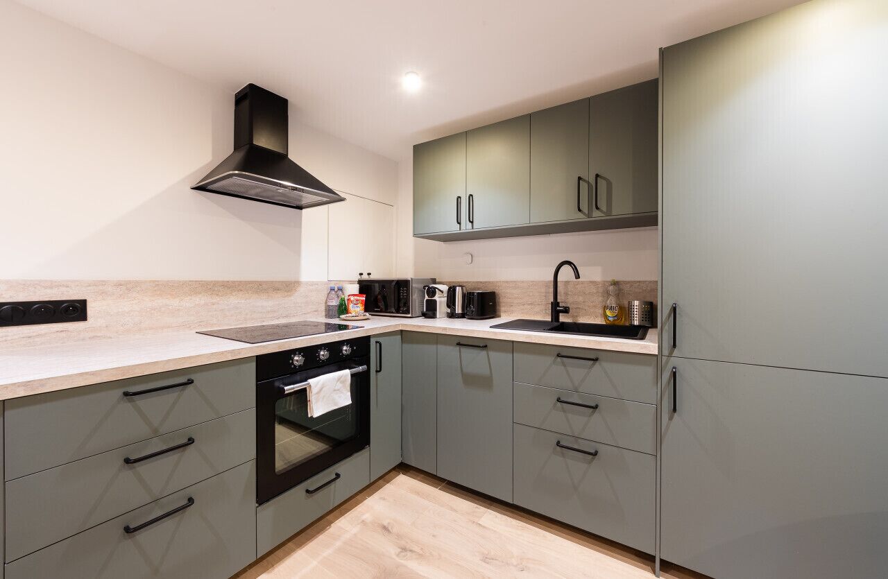 Fridge, microwave, oven, coffee/tea maker