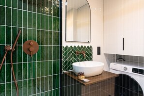 Sèche-cheveux, serviettes fournies