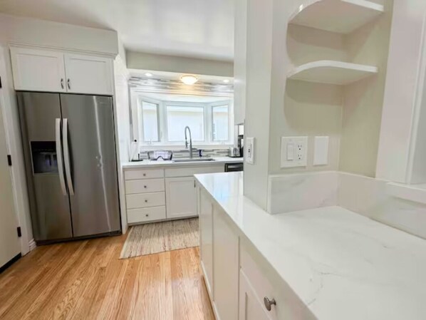 Frigorífico, microondas, horno y placa de cocina