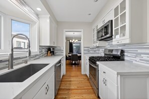 Een koelkast, een microgolfoven, een oven, een kookplaat