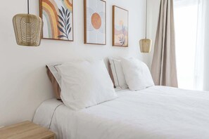 3 bedrooms, iron/ironing board, WiFi, bed sheets
