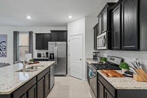 Frigorífico, microondas, horno y lavavajillas