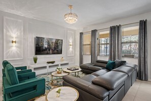 Televisión, chimenea, futbolito