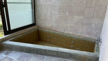 基础客房, 部分海洋景观 | 浴室 | 毛巾