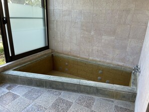 Rom – basic, delvis havutsikt | Bad | Håndklær