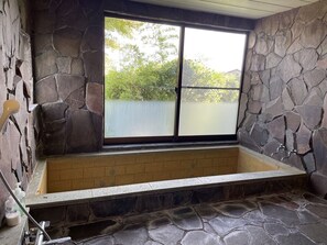 Rom – basic, delvis havutsikt | Delt bad