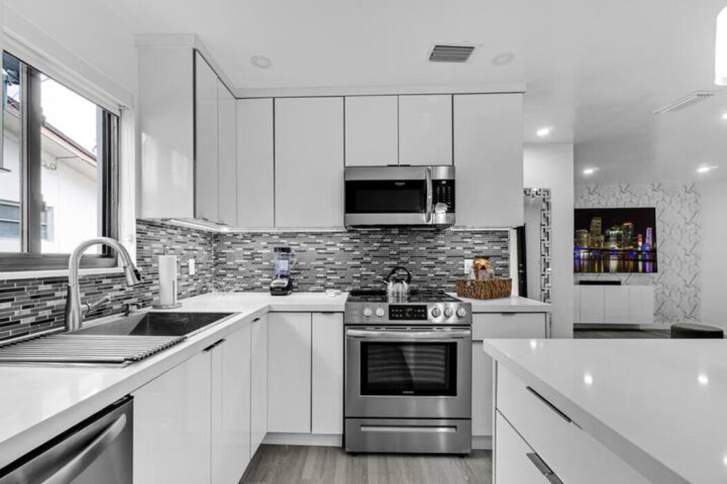 Frigorifero, microonde, forno, piano cottura