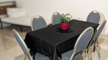 House, 3 Bedrooms, Smoking, Terrace | Tempat makan