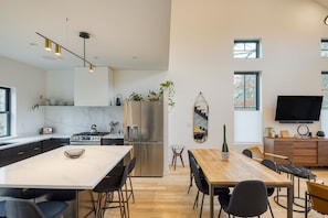 Refrigerador, microondas, horno, placa de cocina