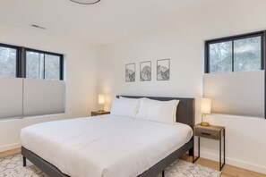 4 bedrooms, desk, iron/ironing board, travel cot
