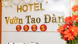 A hotel sign with the name "HOTEL Vuôn Tào Đằng 2025". - Vuon Tao Dan Hotel Near Ben Thanh Market (Ho Chi Minh City)