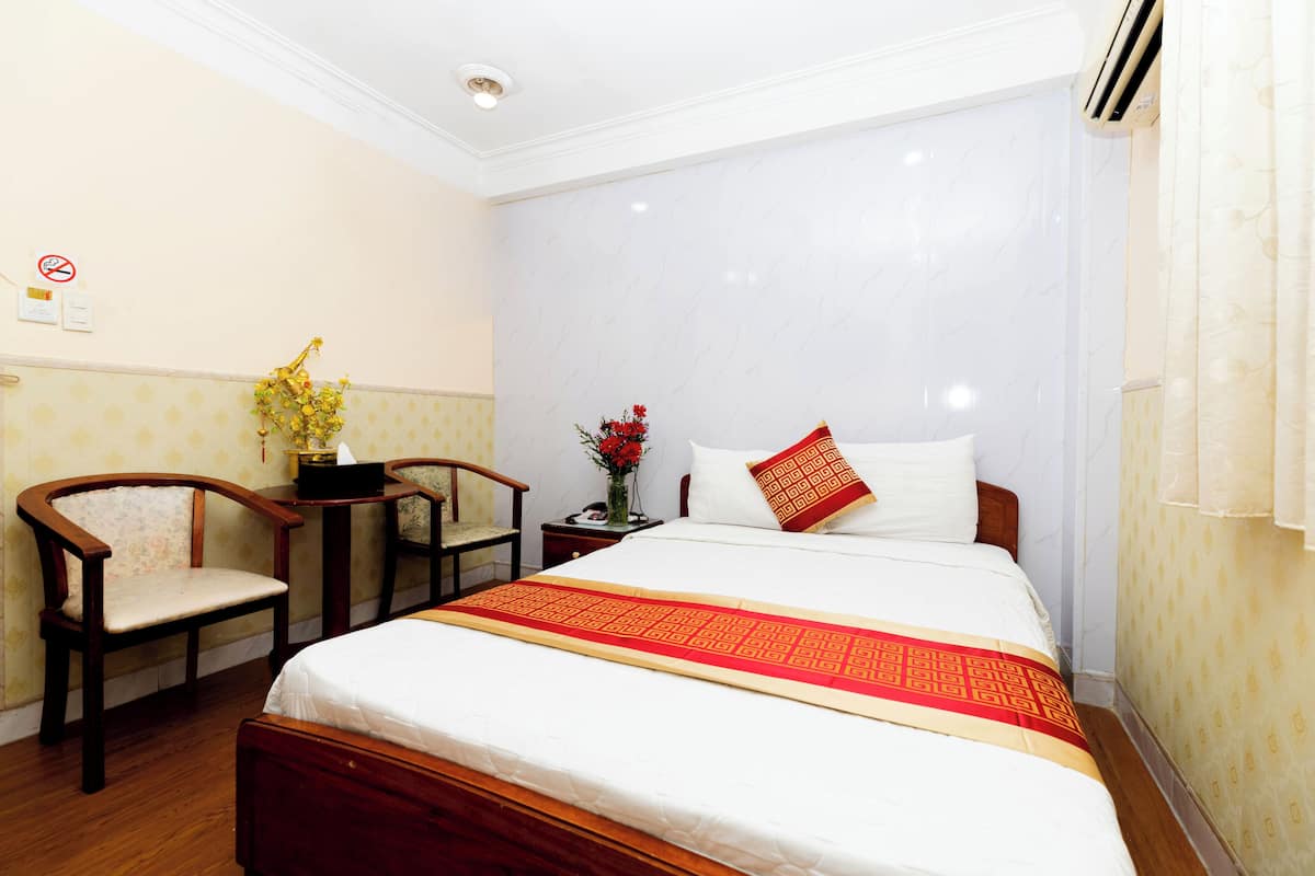 Quarto casal superior | 1 quarto, frigobar, escrivaninha, Wi-Fi de cortesia
