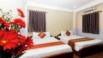 Quarto quádruplo superluxo | 1 quarto, frigobar, escrivaninha, Wi-Fi de cortesia