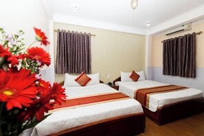 Quarto quádruplo superluxo | 1 quarto, frigobar, escrivaninha, Wi-Fi de cortesia