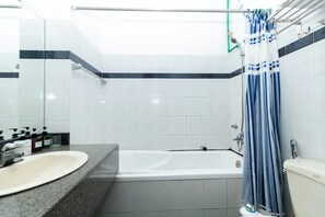 Habitación doble Deluxe | Baño | Secadora de cabello, pantuflas, toallas, jabón