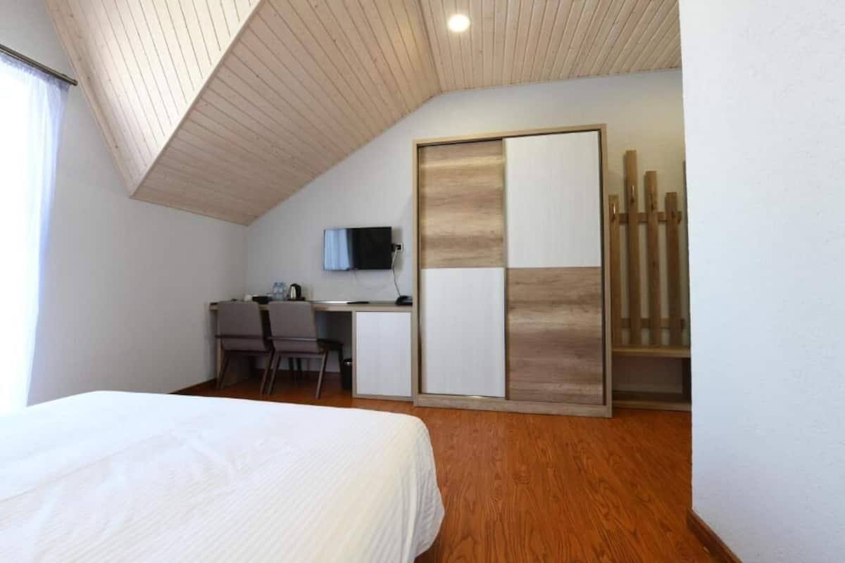 Comfort Double Room | Minibar, in-room safe, desk, laptop workspace