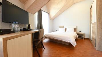 Family Room | Minibar, in-room safe, desk, laptop workspace