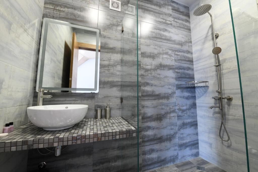 Shower, rainfall showerhead, free toiletries, hair dryer