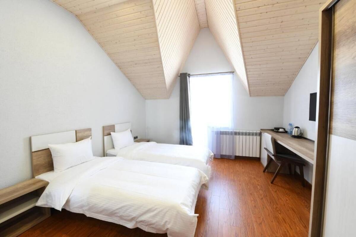 Twin Room | Minibar, in-room safe, desk, laptop workspace