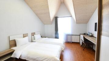 ميني بار وخزنة داخل الغرفة ومكتب ومساحة عمل للكمبيوتر المحمول