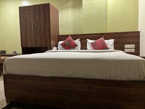 2 bedrooms, iron/ironing board, WiFi, bed sheets - Nestled in Serene locale, offers an intimate retreat with personalized service. (zirakpur)