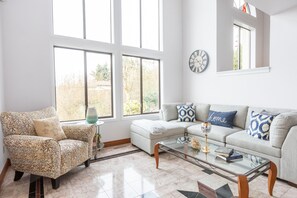 Smart TV - Beautiful Sound View Guesthouse  (Mukilteo)