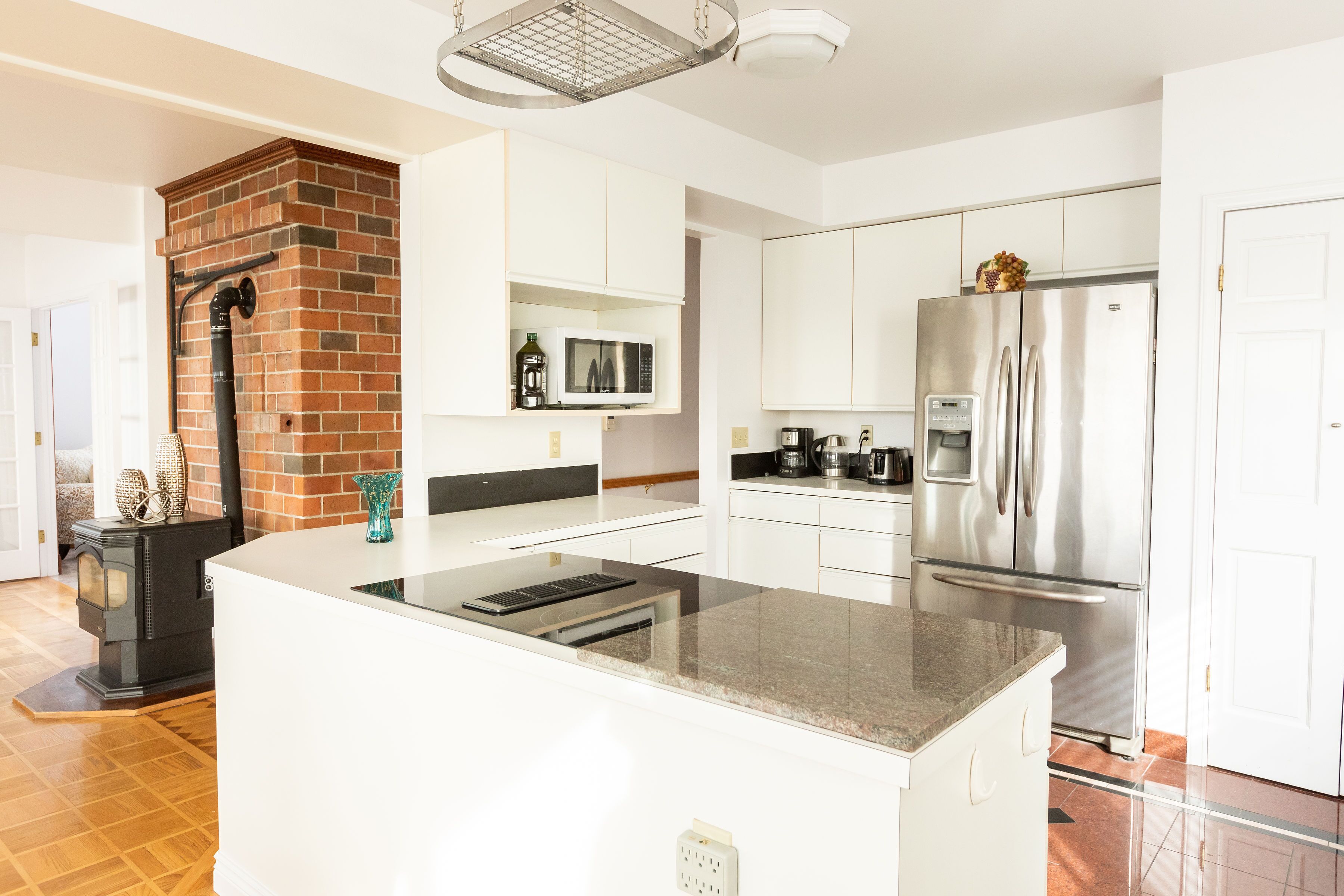 冷蔵庫、電子レンジ、オーブン、コンロ