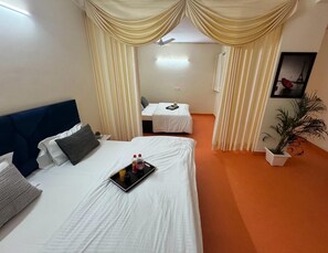 Premium bedding, individually decorated, individually furnished - Hotel Melosaa (Noida)