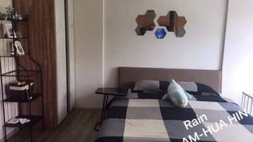 1 bedroom, bed sheets