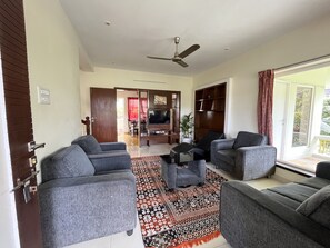 32-Zoll-LCD-Fernseher mit Satellitenempfang, Kamin