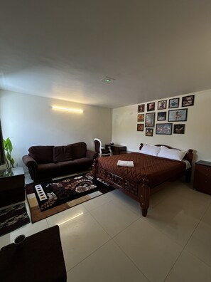 4 Schlafzimmer, hochwertige Bettwaren, Daunenbettdecken, Schreibtisch