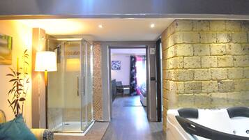 Doccia, vasca idromassaggio, asciugacapelli, bidet