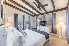 2 chambres, bureau, fer et planche à repasser, lit de bébé portatif