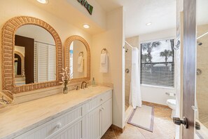 Hair dryer, towels - Palmetto Beach Cottage-5 min walk to beach (Fort Myers Beach)