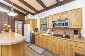 Kjøleskap, mikrobølgeovn, ovn og kokeplater