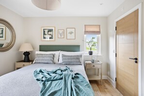 4 bedrooms, iron/ironing board, Internet, bed sheets