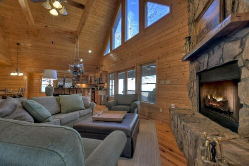 Stokes Haven - Fireplace & Hot Tub - Pet Friendly