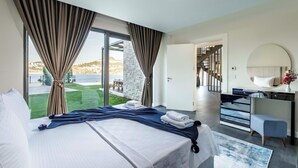A hotel room with a large bed, a desk, and a view of the outdoors. - Bovilla Hotels Salt Yalikavak (Bodrum)