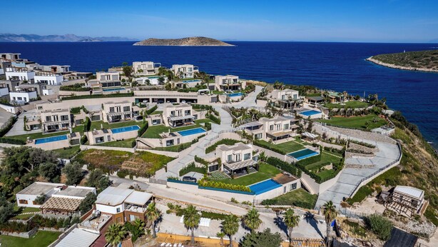 An aerial view of a coastal residential area with modern houses, swimming pools, and a clear view of the sea. - Bovilla Hotels Salt Yalikavak (Bodrum)