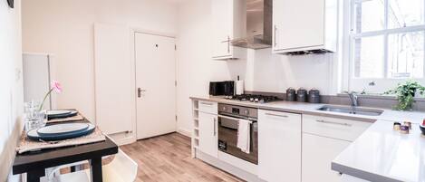 Refrigerador, microondas, horno, placa de cocina