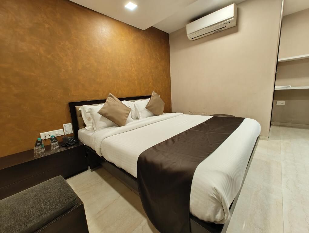 Super Deluxe Double | Premium bedding, desk, soundproofing, free WiFi