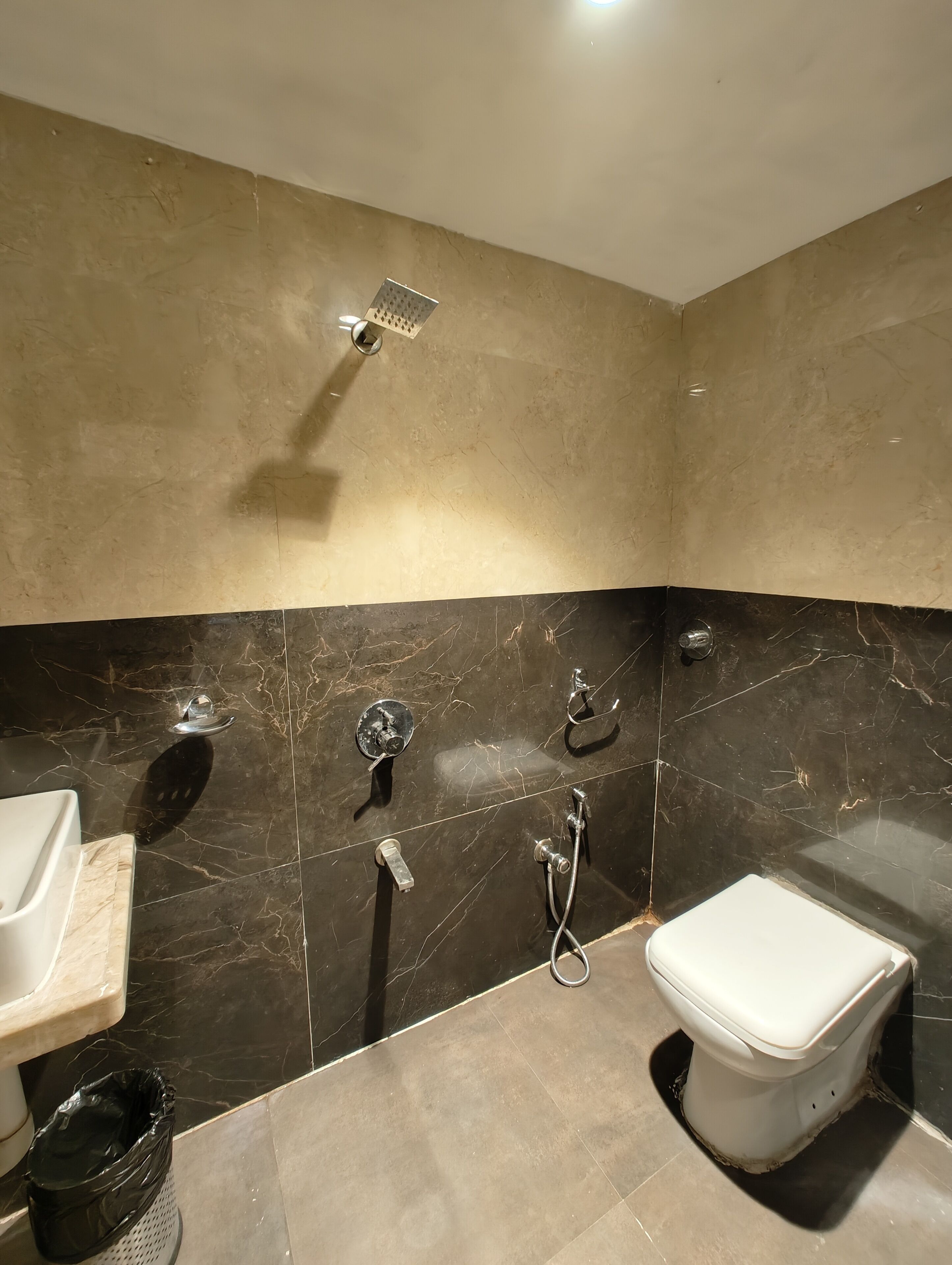 Ducha, cabezal de ducha tipo lluvia, toallas