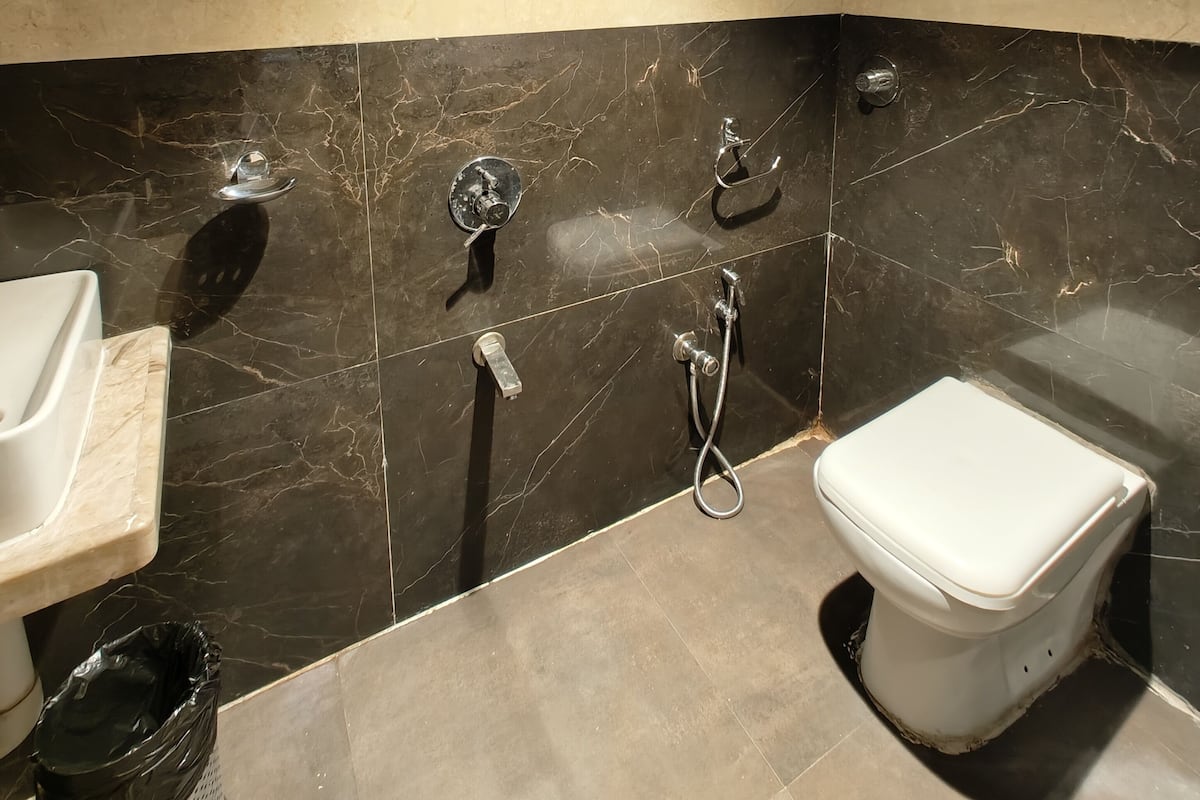 Super Deluxe Double | Phòng tắm | Buồng tắm vòi sen, vòi sen phun mưa, khăn tắm