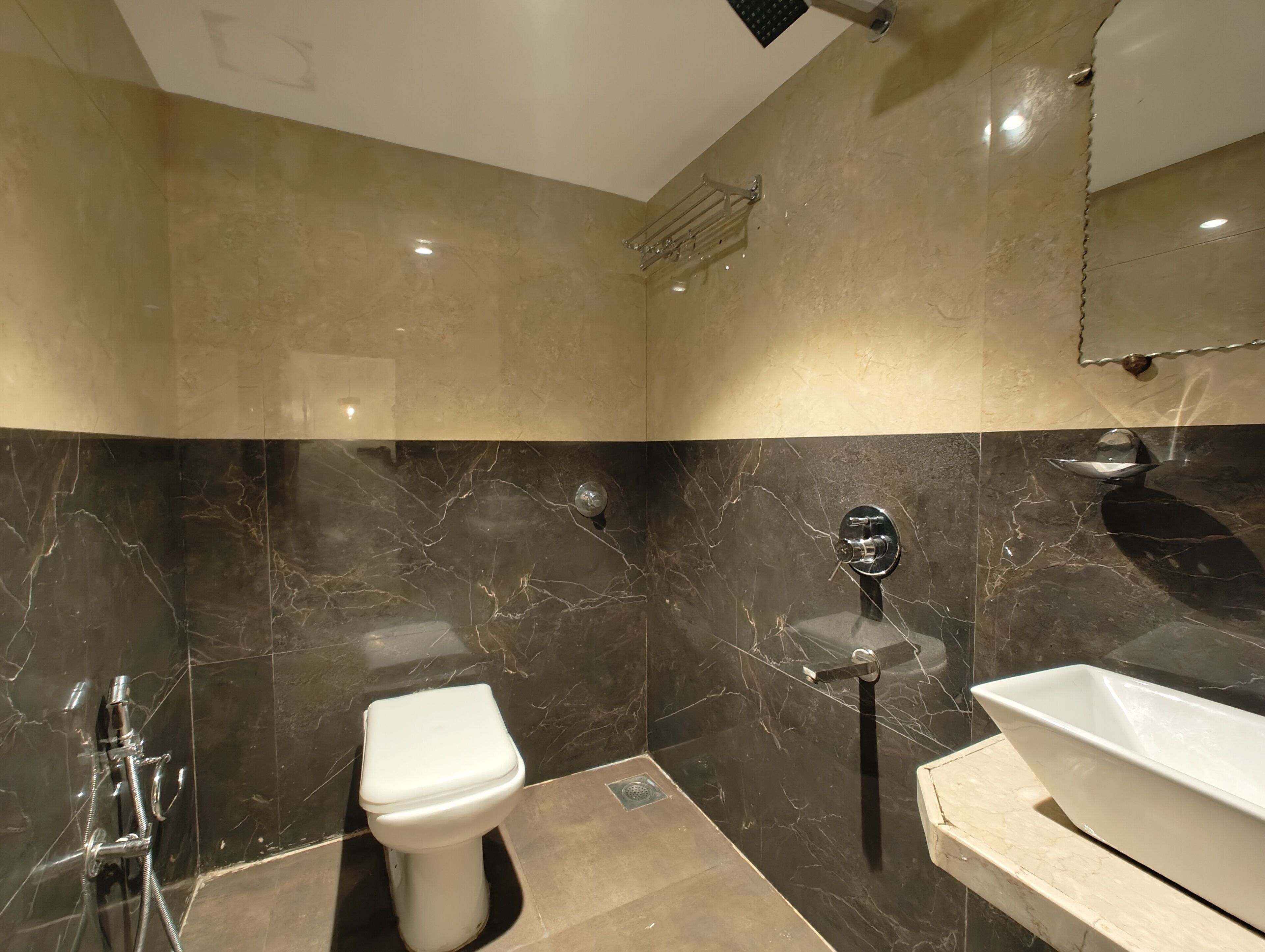 Ducha, cabezal de ducha tipo lluvia, toallas