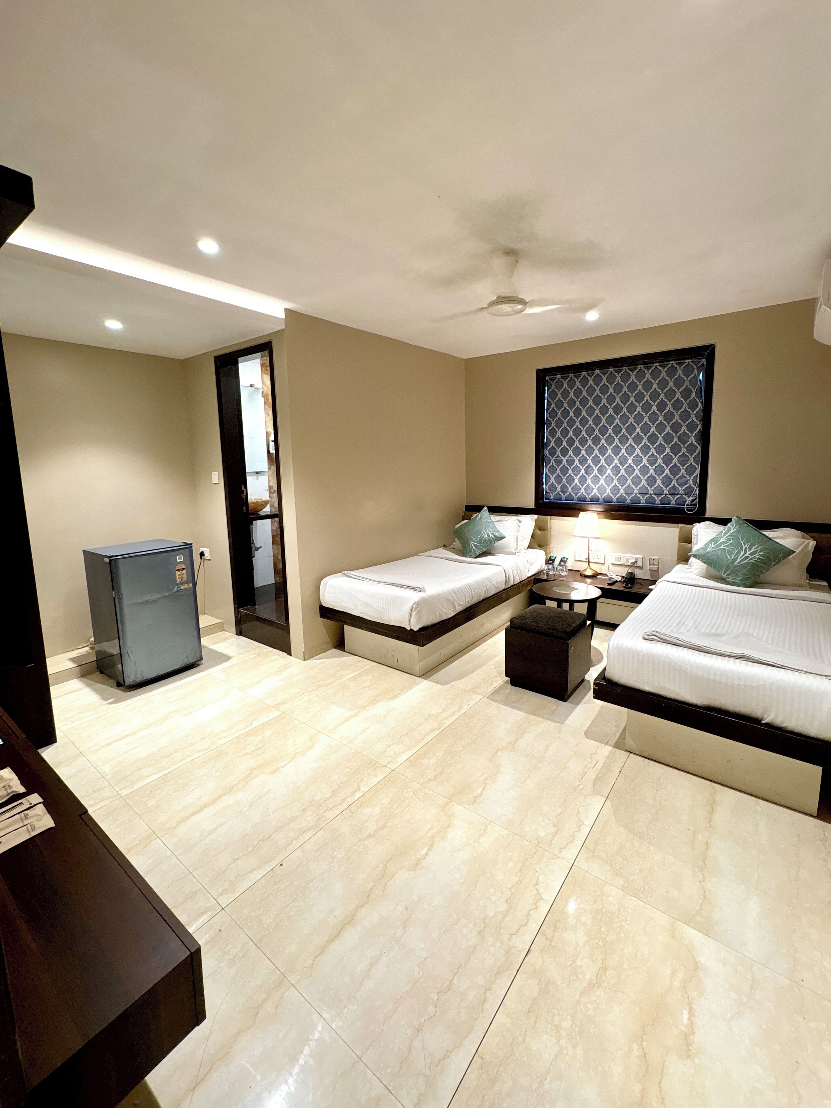 Ropa de cama de alta calidad, escritorio y sistema de insonorización 