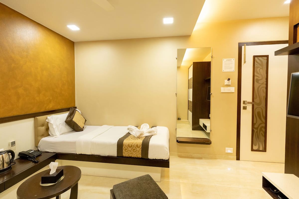 Super Deluxe Double | Premium bedding, desk, soundproofing, free WiFi