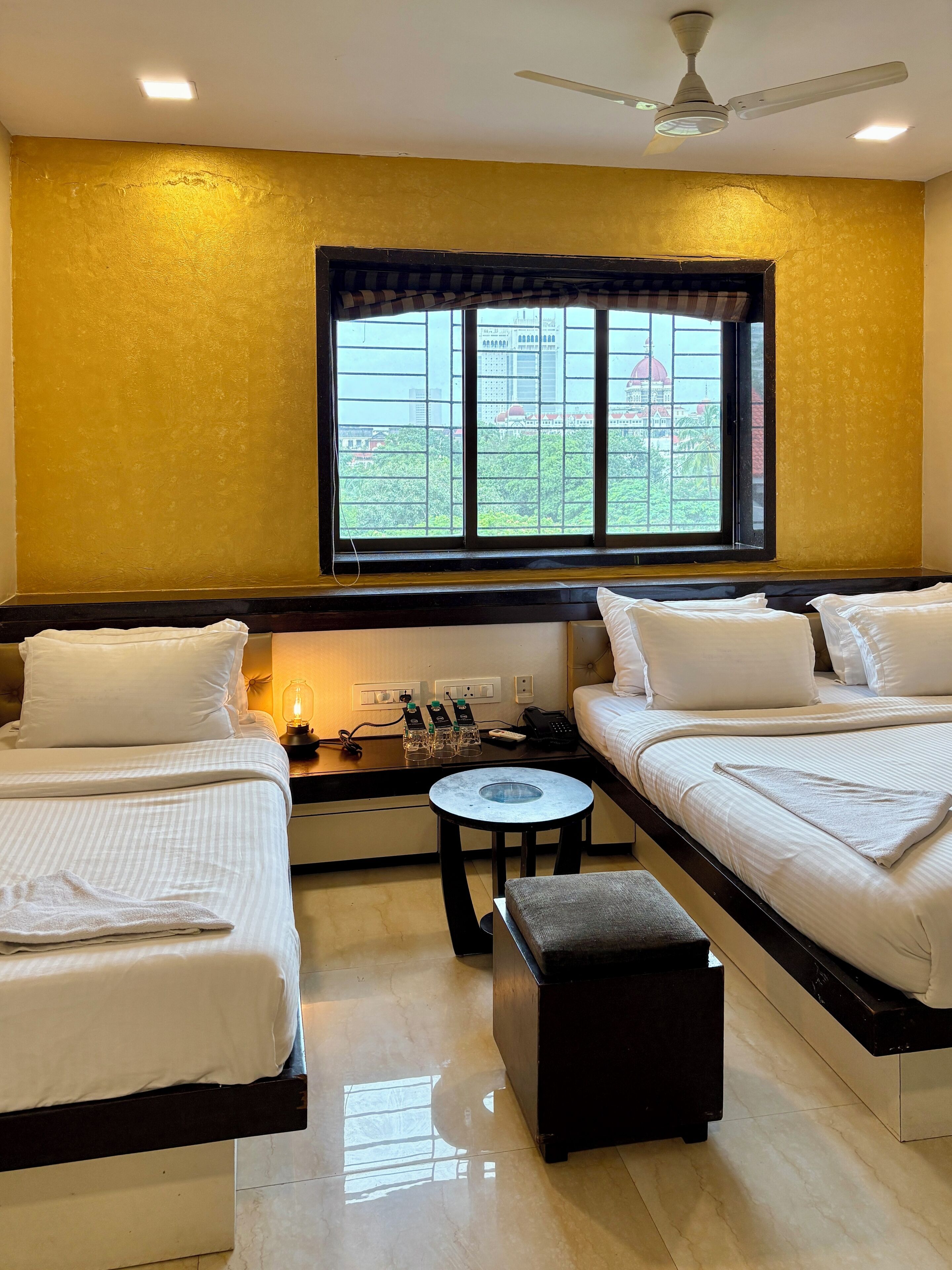 Ropa de cama de alta calidad, escritorio y sistema de insonorización 