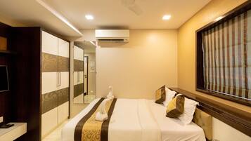 Habitación triple ejecutiva, vista a la ciudad | Ropa de cama de alta calidad, escritorio, insonorización y wifi gratis