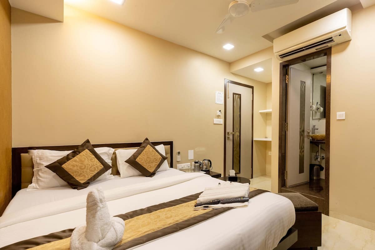 Premium bedding, desk, soundproofing, free WiFi