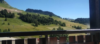 Beau studio au Grand-Bornand station avec terrasse et vue panoramique sur pistes